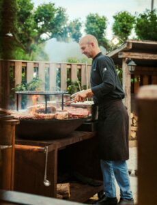 Pourquoi la cuisson au feu de bois sublime les saveurs ?